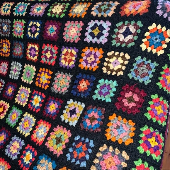 v i n t a g e :: Large Granny Square Crochet Blanket Throw Afghan - Picture 11 of 15